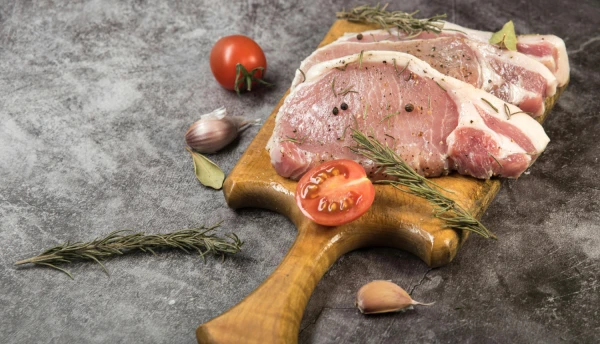 Изображение к статье: А вы покупали свиной карбонад, испанский хек и апельсины в супермаркетах Латвии? Вы - в зоне риска