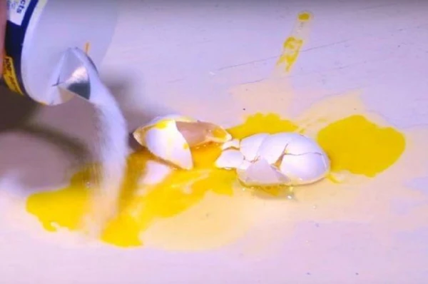 Как удалить пятно от яйца на скатерти?