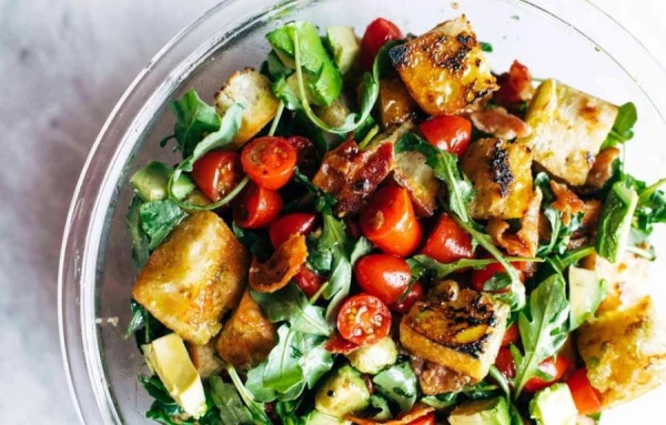 Изображение к статье: Панцанелла с беконом и овощами