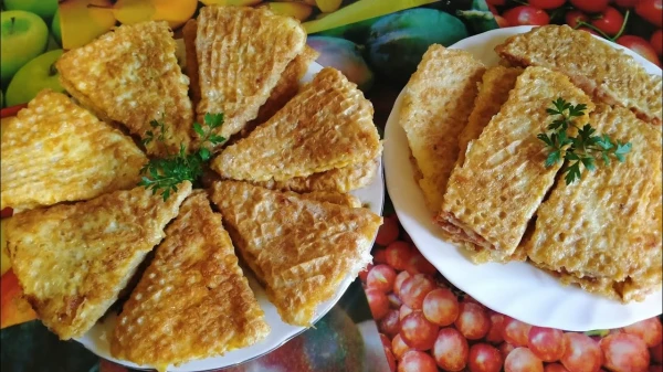 Изображение к статье: Что приготовить из вафельных коржей: сытный рулет с фаршем