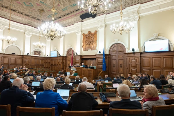 Изображение к статье: Пенсии и налоги: в Сейме заинтересовались бензином, матерями и торговцами с Россией
