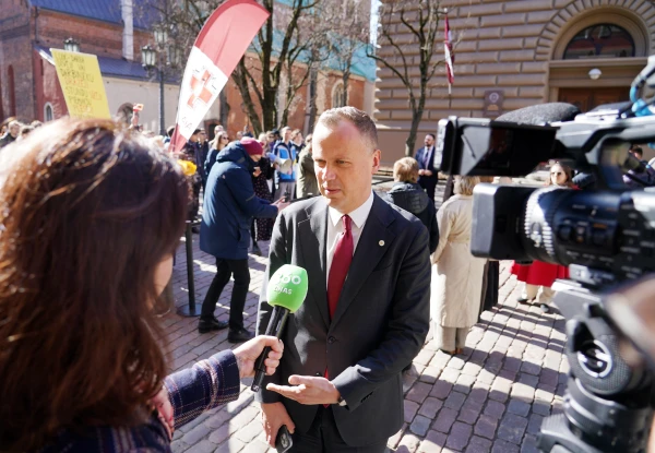 «Они предпочли держаться за свои кресла и »лексусы«