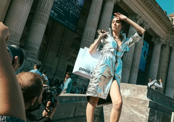 Изображение к статье: Глянец и сияние: почему «жидкий металлик» стал главным трендом этой весны