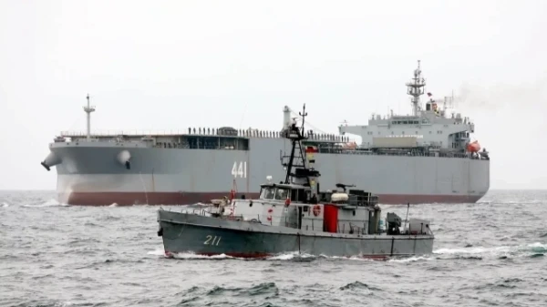 Дерзкий прорыв: Иранские корабли преодолели блокаду США в Ормузском проливе