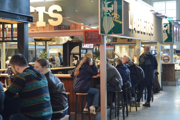 «Странное и печальное место» - латвийцы делятся впечатлениями о Центральном рынке Риги