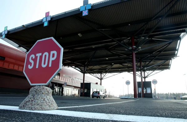 Из России — с деньгами: сколько евро и долларов можно перевезти через границу Латвии