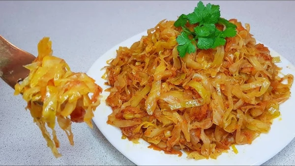 Всего пол-ложки в конце готовки: один секретный приём превратит тушёную капусту в шедевр