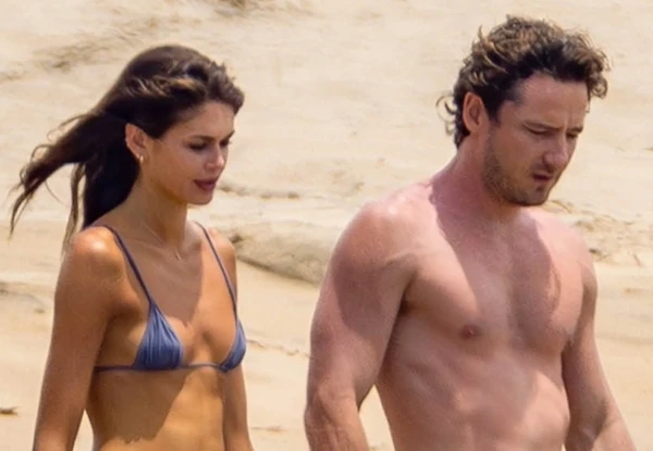 Изображение к статье: Кайя Гербер, дочь Синди Кроуфорд, замечена в эффектном микробикини на отдыхе с бойфрендом