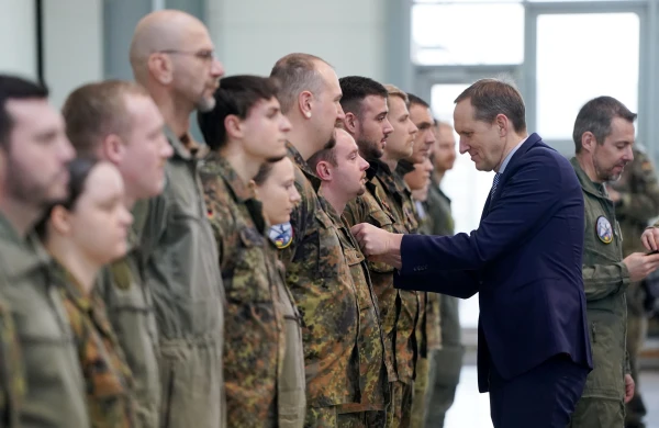 Изображение к статье: Айварс Пуриньш (в черном костюме) раздает награды героям.