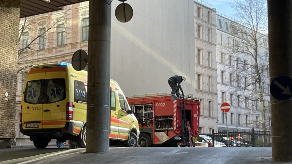 В центре Риги горит жилой дом (дополнено)