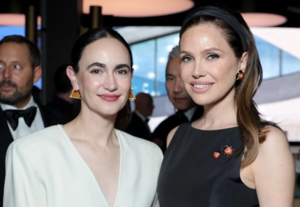 Изображение к статье: Даша Жукова произвела фурор в Лос-Анджелесе: элегантное платье с открытой спиной и звездный состав