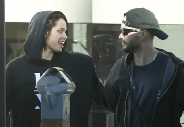 Шайло, дочь Питта и Джоли, замечена в нежных объятиях: слухи о новом романе