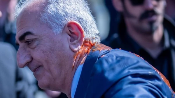 Изображение к статье: Cына свергнутого шаха Ирана в Берлине забросали помидорами