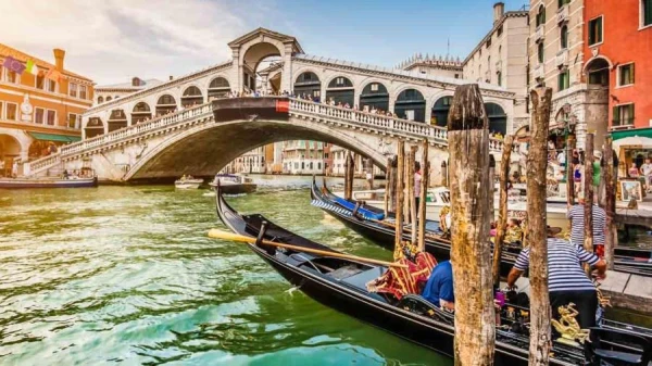 В ЕС предупредили о лишении Венецианской биеннале гранта