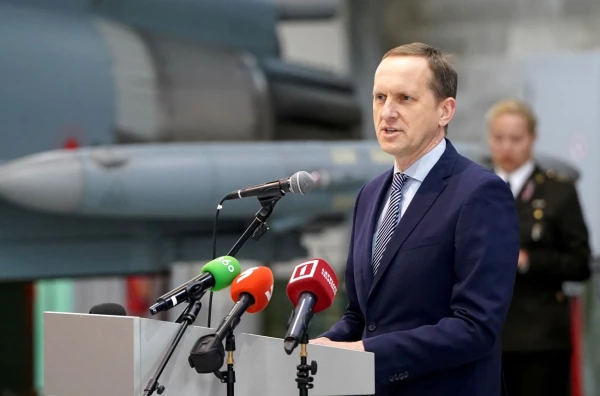 Загадка: уже второй госсекретарь Минобороны Латвии уходит «из-за давления»