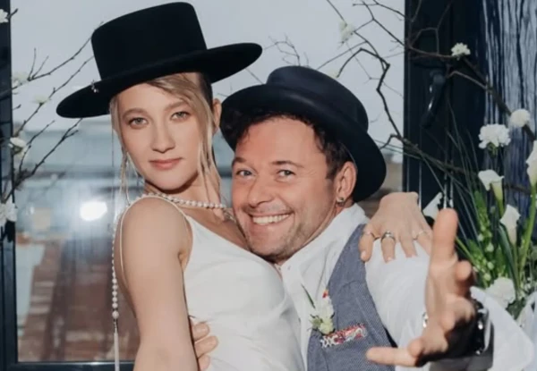 Илья Носков приоткрыл завесу тайны: 48-летний актёр впервые о молодой жене, которая «про тело знает всё»