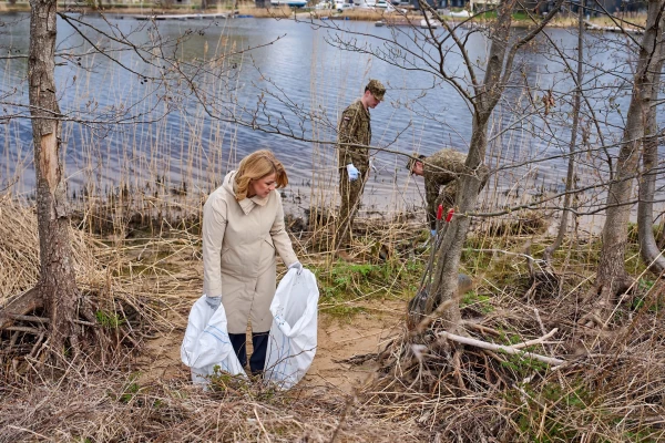 Дешевый театр от Эвики Силини? Премьер-министр страны отличилась даже на субботнике