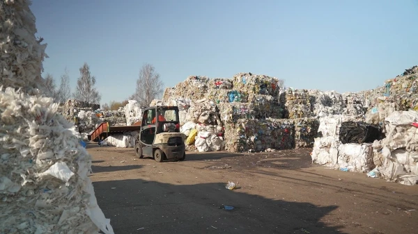 Доигрались в экологию.  Елгавское предприятие по переработке вторсырья портит воздух
