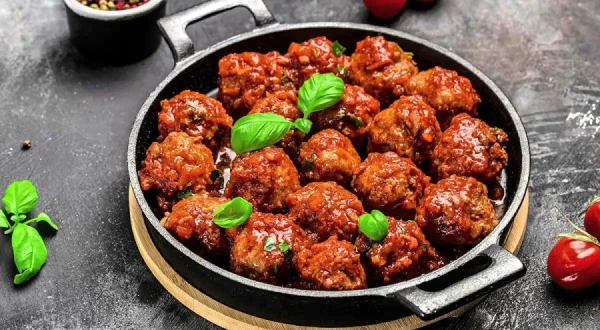 Фрикадельки в пикантном кисло-сладком соусе из клюквы