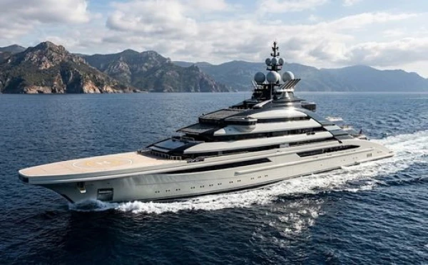 Изображение к статье: Напряженное движение в Ормузском проливе: подсанкционные танкеры и яхта российского магната