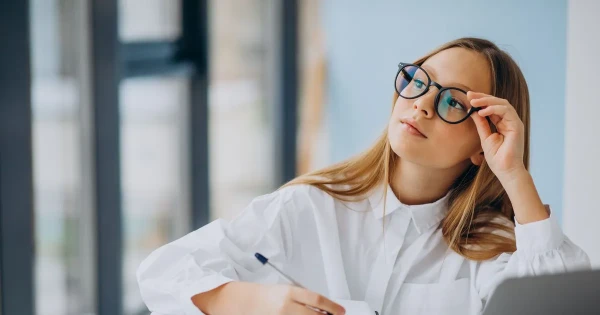 Изображение к статье: Шокирующее разоблачение: как отличница в Германии три года использовала ИИ-очки и какое наказание ее постигло