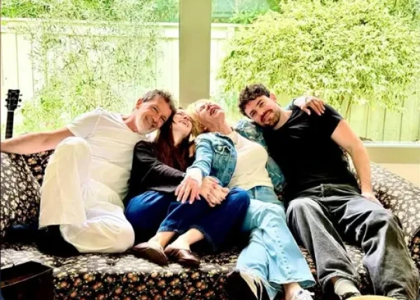 Изображение к статье: Антонио Бандерас и Мелани Гриффит воссоединились ради семейного ужина с дочерью и зятем