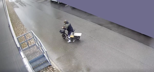 Изображение к статье: Так спешила, что потеряла «туфельку»: полиция просит опознать женщину на видео, она протаранила машину и уехала