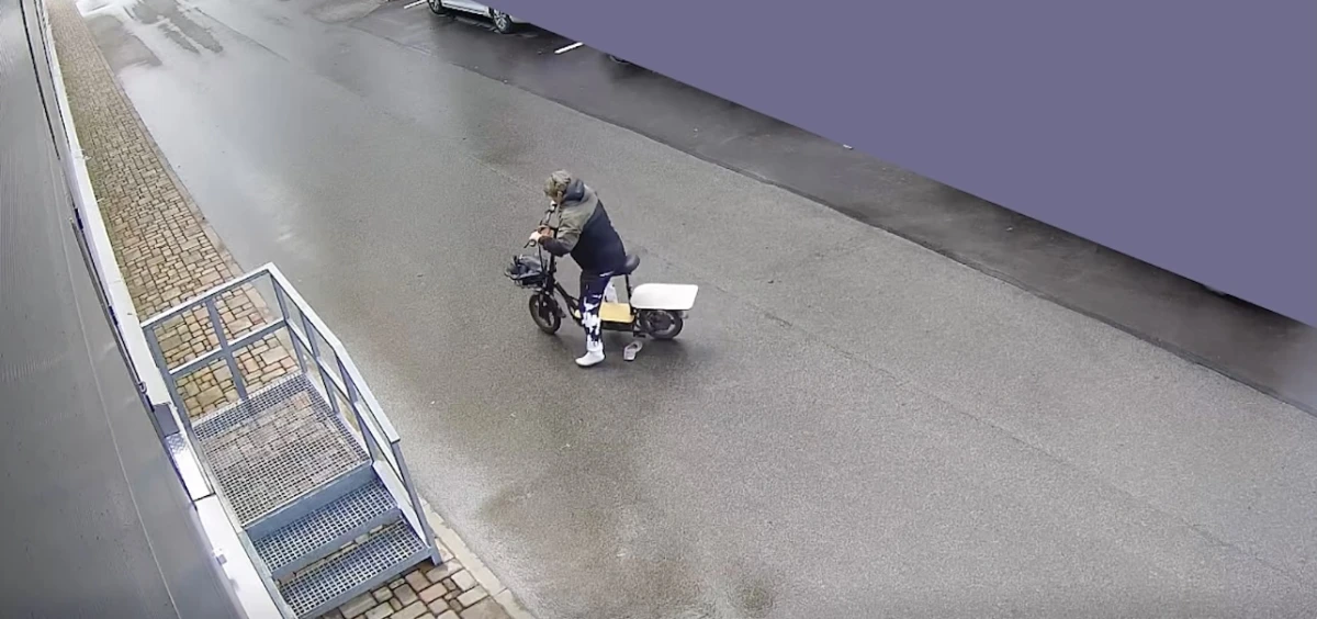 Изображение к статье: Так спешила, что потеряла «туфельку»: полиция просит опознать женщину на видео, она протаранила машину и уехала