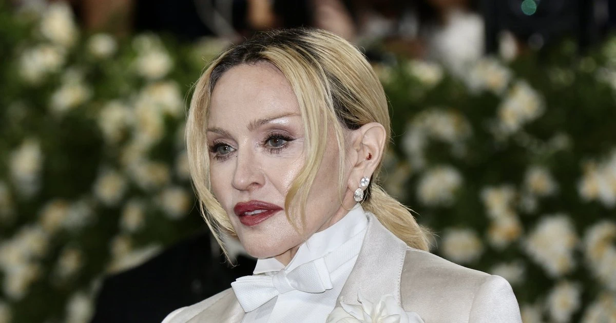 Изображение к статье: Мадонна в дерзком корсете и мини-юбке: королева поп-музыки на свидании с бойфрендом