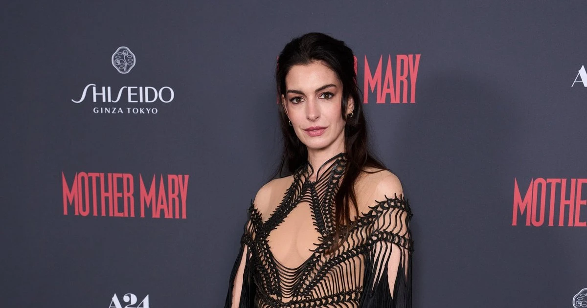 Изображение к статье: Дерзкий образ Энн Хэтэуэй для Vogue: актриса позирует в косухе и кружевном бра