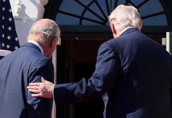 Дерзкое прикосновение: Трамп нарушил королевский этикет