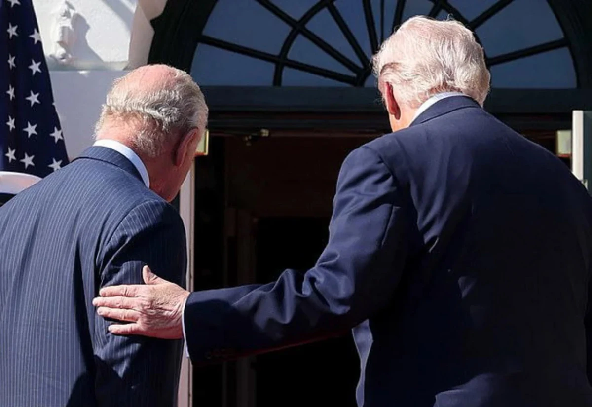 Изображение к статье: Дерзкое прикосновение: Трамп нарушил королевский этикет