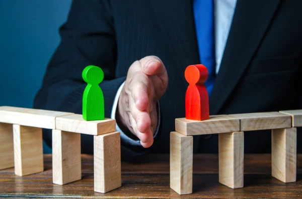 В плену «красных линий»: политики Латвии и сами раскалываются, и раскалывают все общество