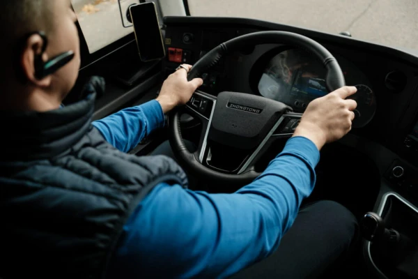 Вместо рейсовых автобусов жителям Латвии предлагают заказывать машины. Или пусть сосед подвозит