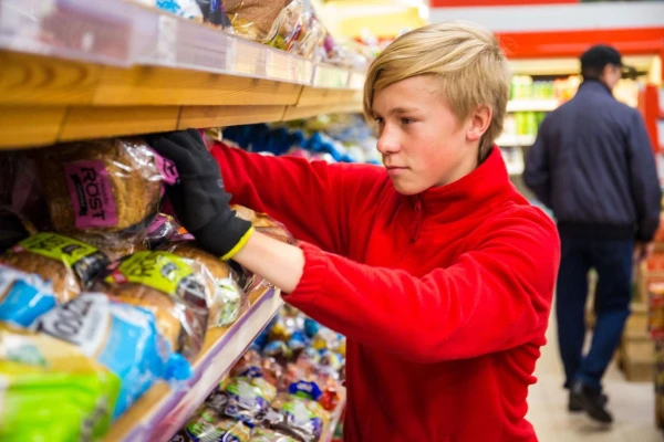 Изображение к статье: Бросай учебник, бери лопату: латвийским школьникам предложат работу на летних каникулах