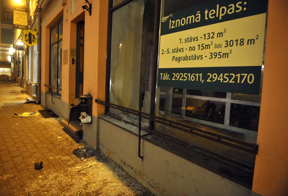 Изображение к статье: Дальше сами: у Рижской думы быстро кончились деньги на украшение мрачных витрин города