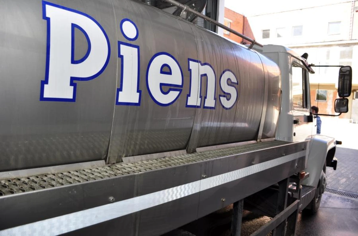 Изображение к статье: Закупочная цена на сырое молоко резко падает, но в магазинах дешевле не станет. Почему так?