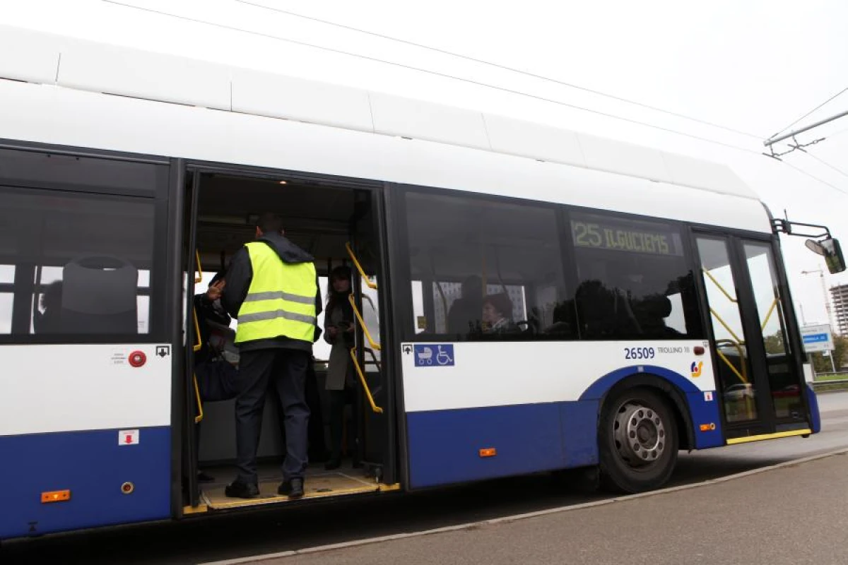 Изображение к статье: Почему контролёры Rīgas satiksme в конце месяца «звереют»? Пассажиры жалуются на их агрессивность