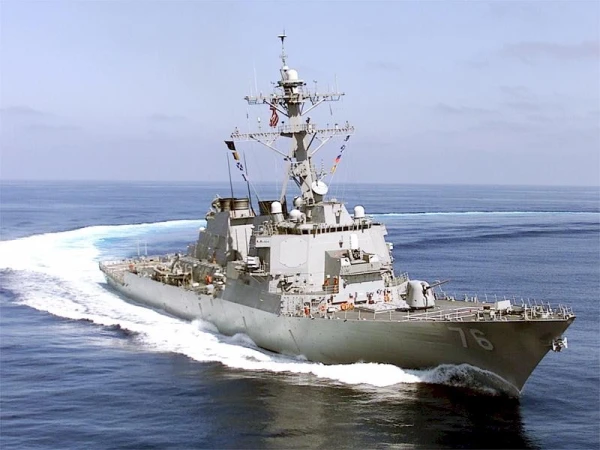 Пожар на эсминце USS Higgins оставил корабль без хода и электричества