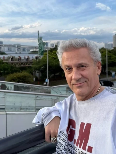 65-летний Меньшиков стал иконой стиля на отдыхе в Японии