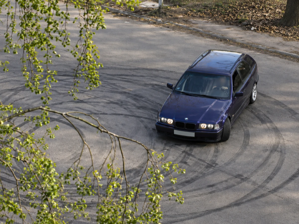 Изображение к статье: BMW на кольцевом маневре на асфальте