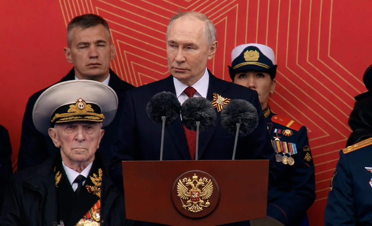 Изображение к статье: Президент России Владимир Путин на параде в Москве в 2026 году
