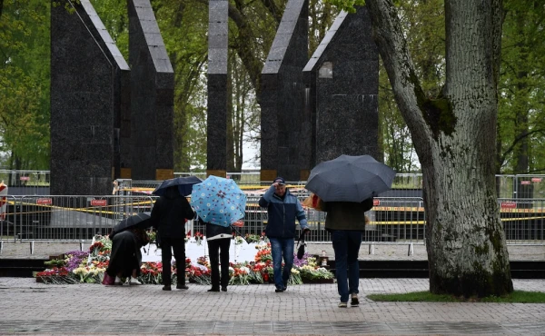 Изображение к статье: Люди возлагают цветы 9 мая 2026 года на мемориале в парке Дубровина в Даугавпилсе
