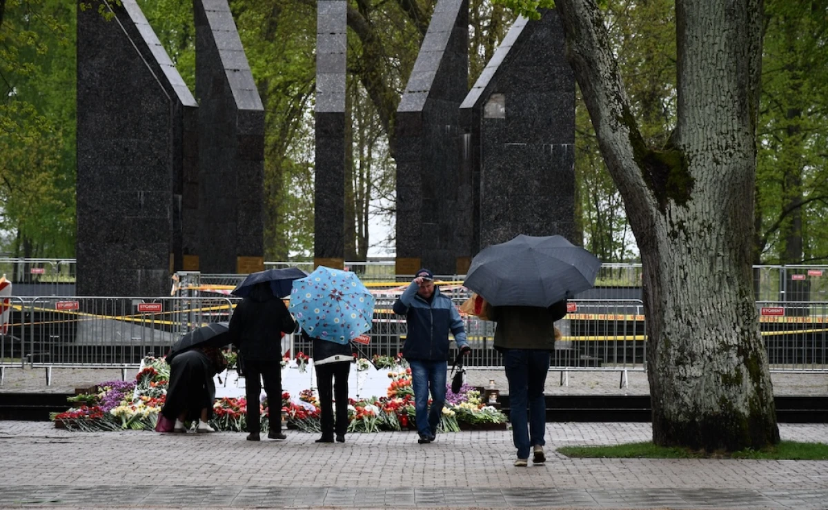 Изображение к статье: Люди возлагают цветы 9 мая 2026 года на мемориале в парке Дубровина в Даугавпилсе