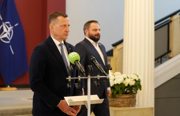 Министр земледелия Армандс Краузе (у микрофона) и глава парламентской фракции "Новое Единство" Эдмундс Юревиц