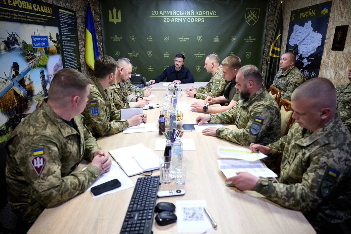 Изображение к статье: Глава Украины Владимир Зеленский с военными