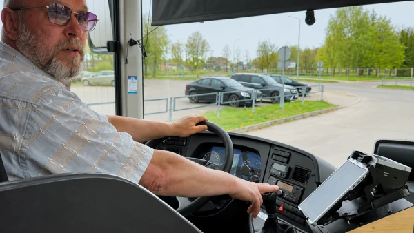Водитель автобуса за рулем