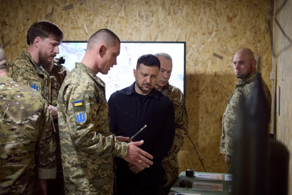 Изображение к статье: Глава Украины Владимир Зеленский с военными