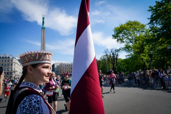 Рижский марафон, девушка с флагом