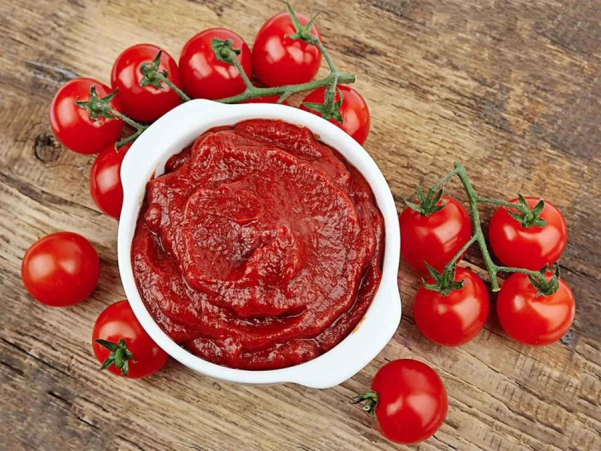 Изображение к статье: Рецепт вкусного томатного соуса с чесноком и травами: готовится за 2 минуты